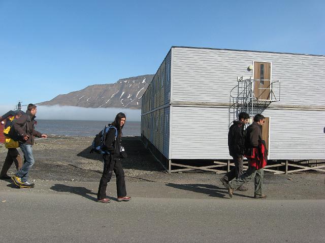 longyearbyen_roland_07july 142.jpg - Au petit matin, une partie de l'équipe se rend à Longyearbyen - à 5 kms du camping - afin de compléter le matériel d'expédition.
